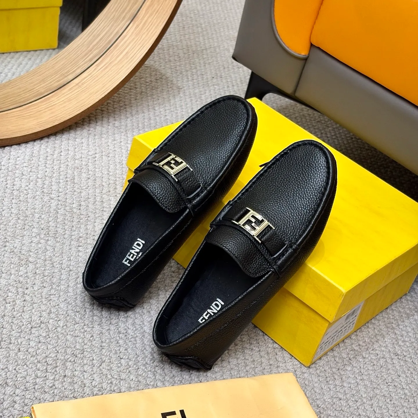 Men's shoes 💰420 [FENDI Fendi] 2⃣️0⃣️2⃣️5️⃣New Milan men's fashion lazy catwalk style ✅ fashionable casual beanie shoes, imported calfskin fabric, super smooth texture, sweat-absorbent and breathable, (sheepskin lining). Metal LOGO on the shoe body, Medusa avatar, irregular avatar, high-end craftsmanship logo✅ French Loft set foot design style 👟Low-key and elegant, great on-foot effect... Men's shoe size: 38-46 (4-12)